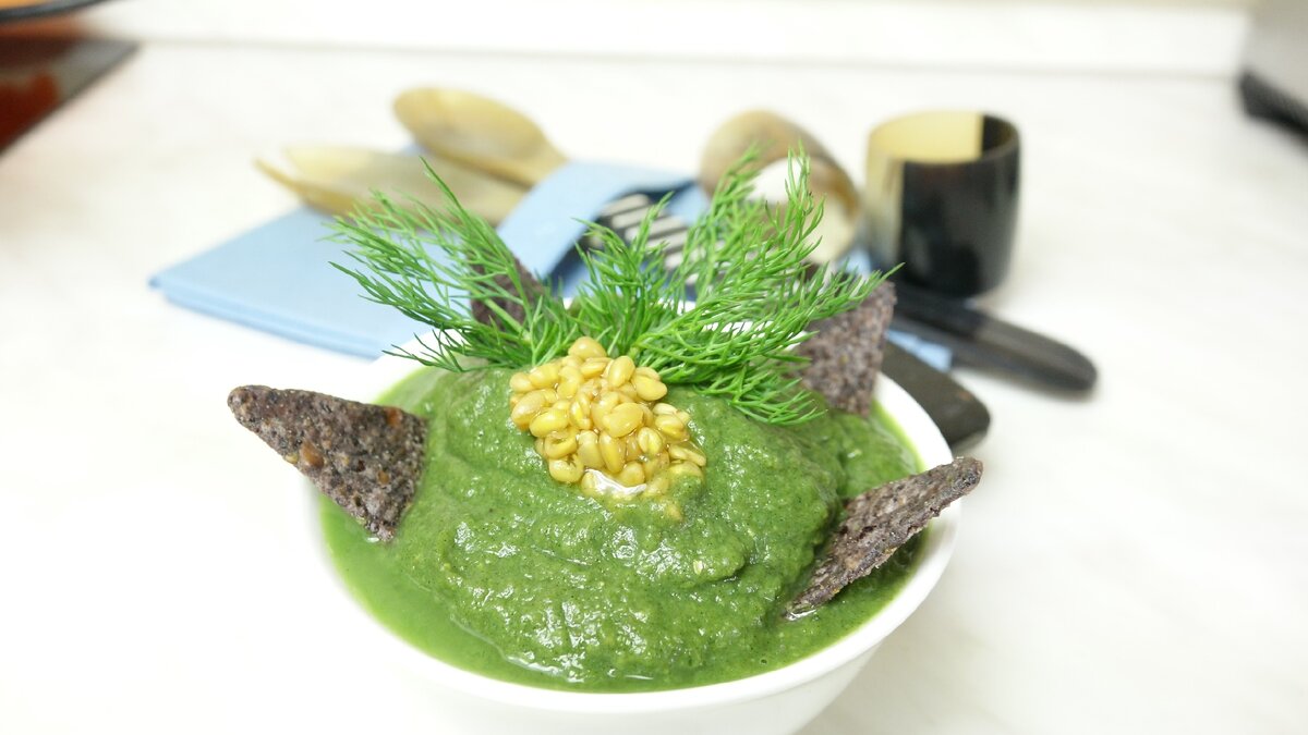 Суп-пюре из броколли с чипсами из синей кукурузы