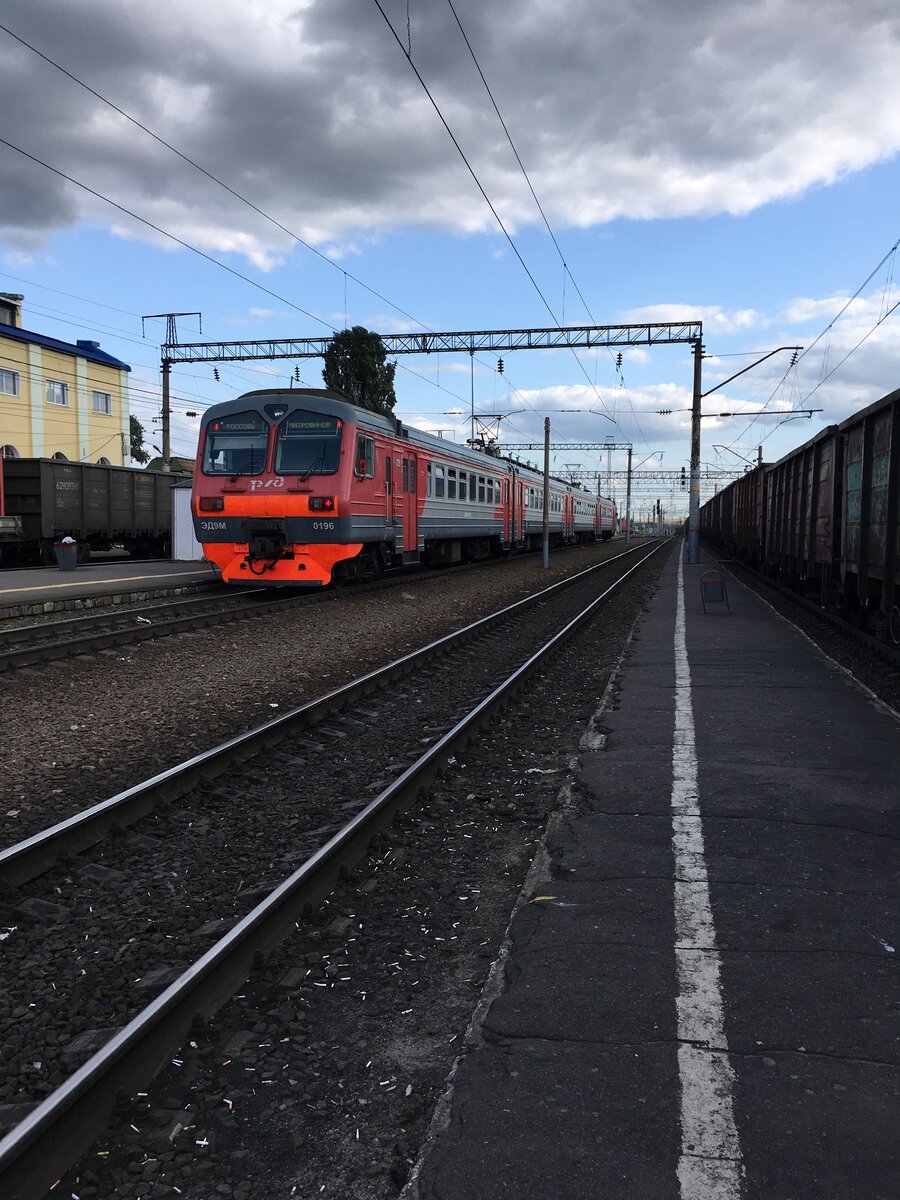 Электропоезд готовящийся к посадке пассажиров.