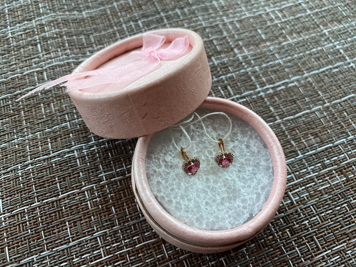 Вот такие сережки нам подарили. Фото автора канала "Мама в бигуди" https://zen.yandex.ru/rastimdetej