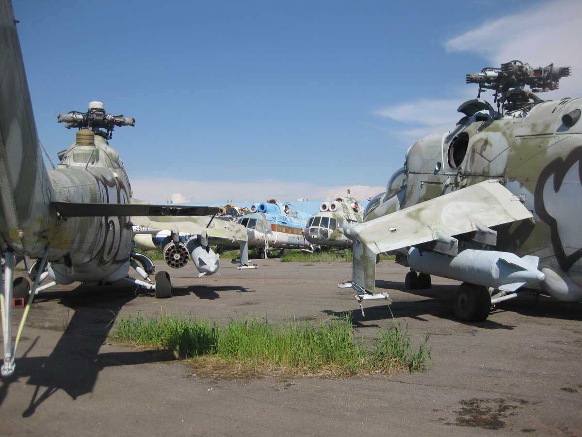 Заброшенные вертолеты в посёлке Горелово