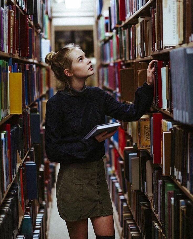 Фотосессия в библиотеке. Девушка в библиотеке. Фотосессия в библиотеке идеи. Девушка с книгой.