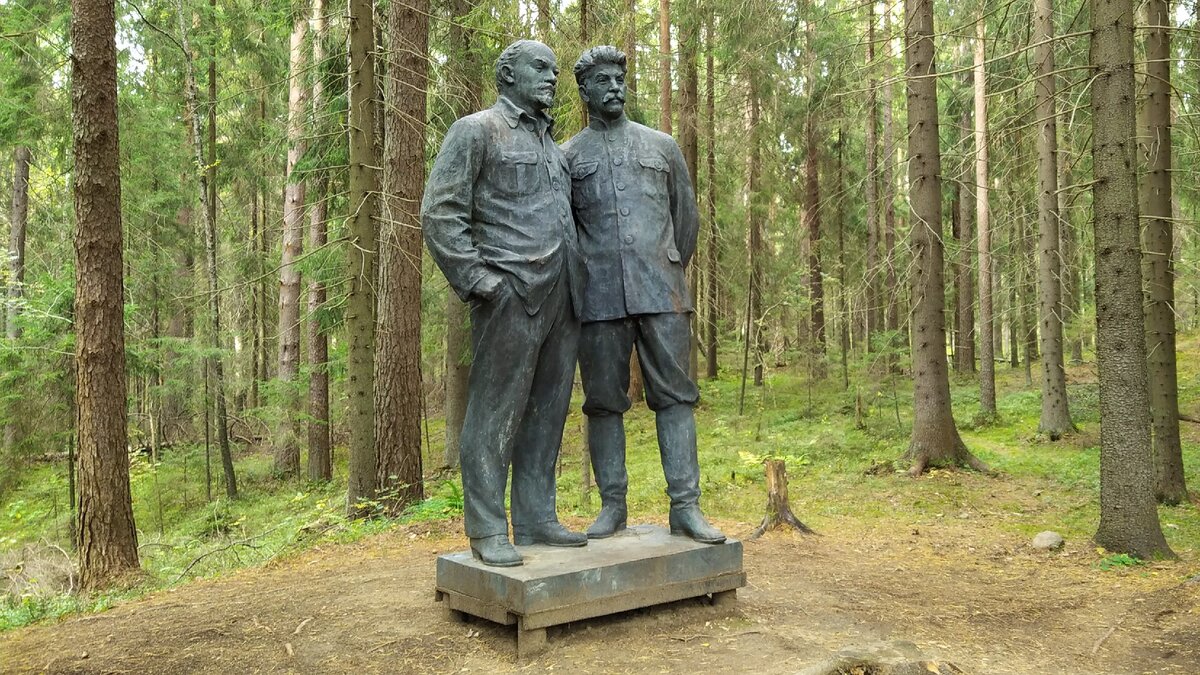 Бронзовый памятник Ленину и Сталину в Ялкале.