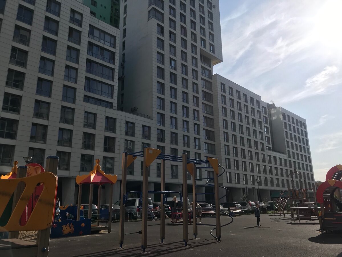 изнутри ЖК очень красивый, куча детских площадок