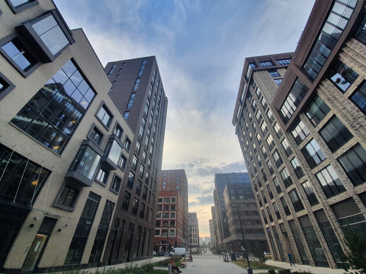 Улица и фасад здания