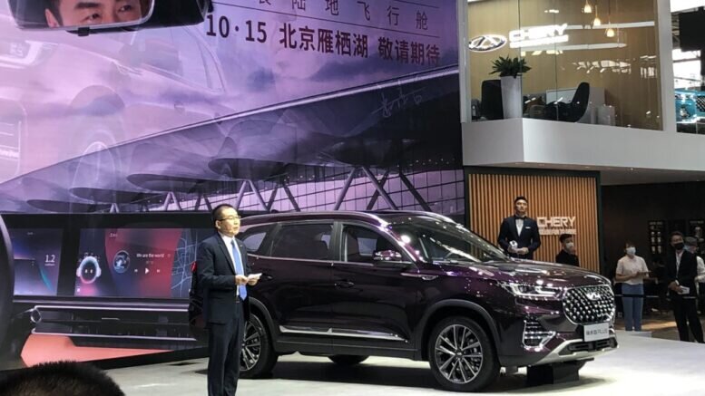 На фото Autohome: презентация Chery Tiggo 8 Plus на автосалоне в Пекине.