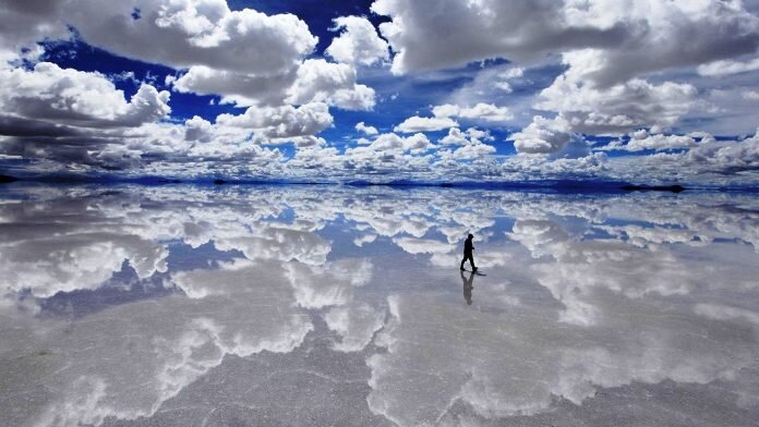 Фото принадлежит https://www.denomades.com/blog/salar-de-uyuni-otro-planeta/ там всё по-испански, но есть красивые фотографии, у меня таких нет.