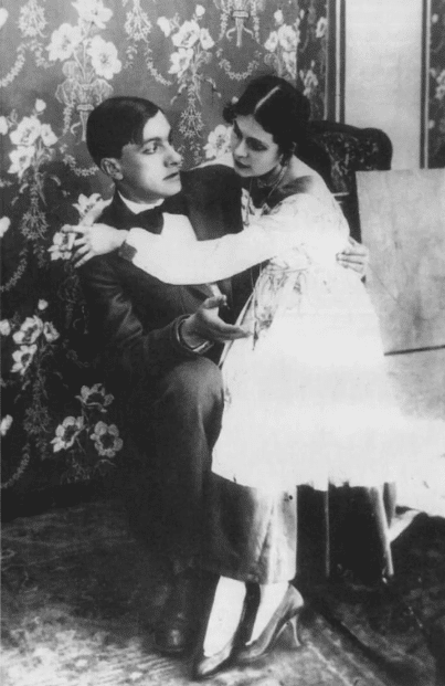 Маяковский Владимир и Брик Лиля. Сцена из фильма.