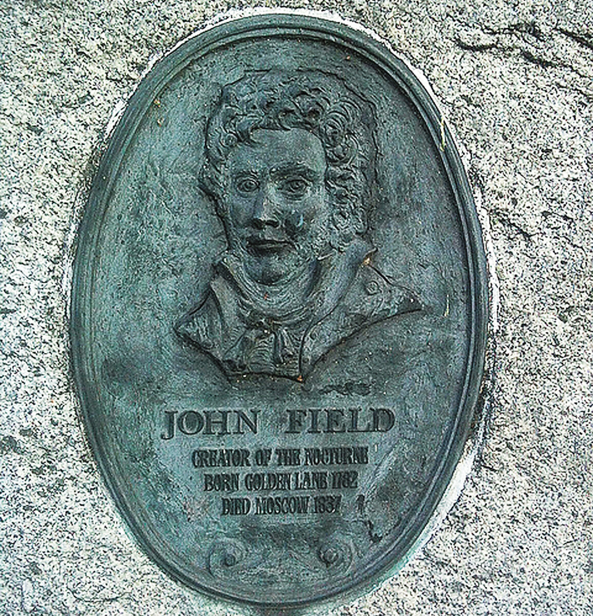 Памятная плита в Дублине на Голден-Лейн: "Джон Филд, создатель ноктюрна. Родился на ул. Голден-Лейн в 1782, умер в Москве в 1837″