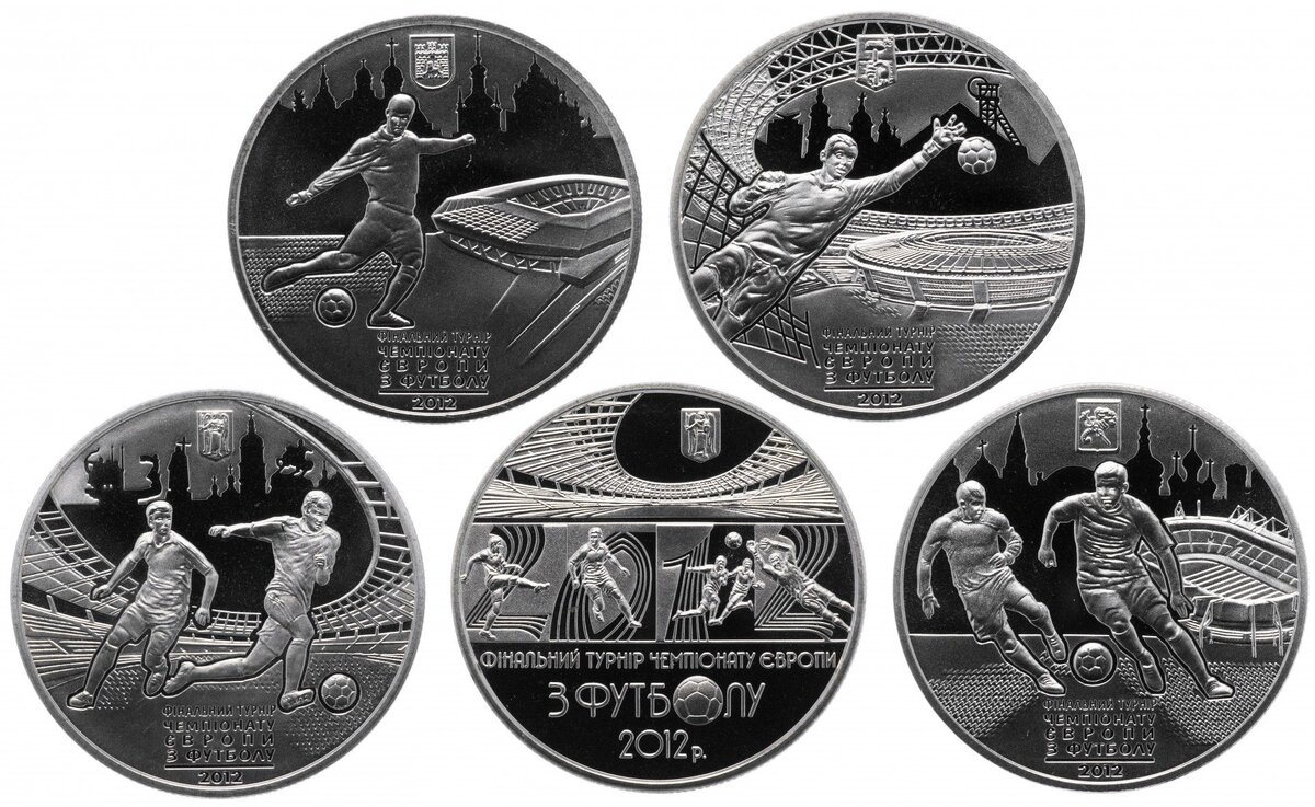 На реверсе каждой из 5 монет из нейзильбера изображены футболисты. Одна из них посвящена финальному турниру, остальные 4 - городам, где проходили игры.