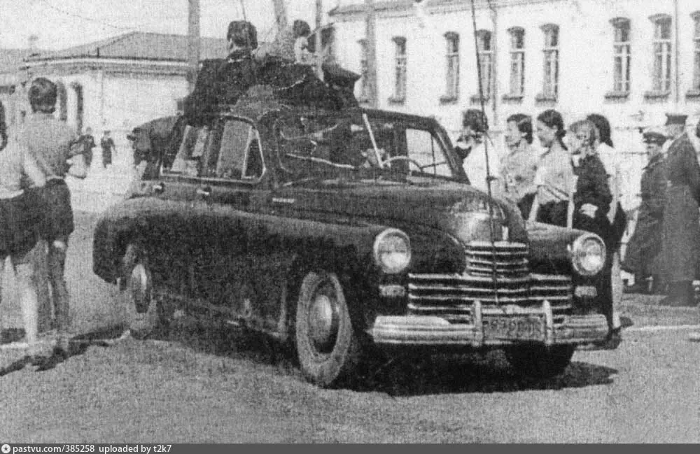 «Победу»-кабриолет выпускали в 1949-1953 годах. На снимке Кабриолет ГАЗ-М20 на легкоатлетической эстафете, 1952 г. Источник: Из коллекции Ярослава Арбугина.