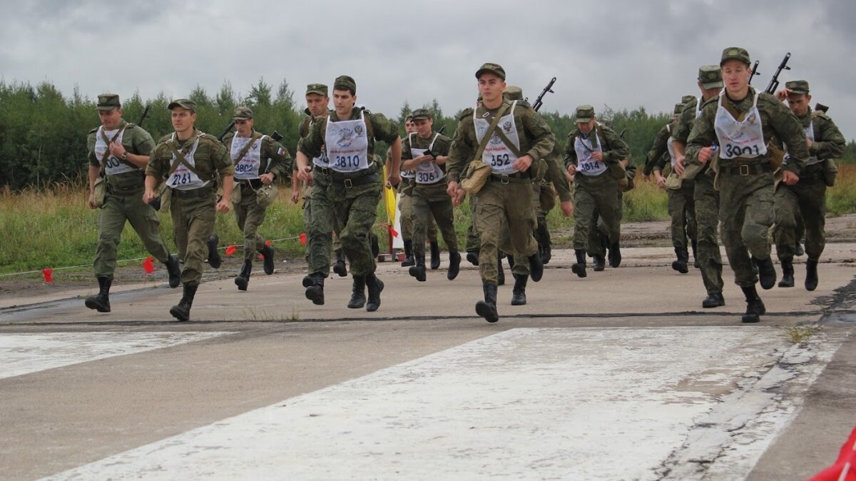 Солдаты весело проводят выходной.