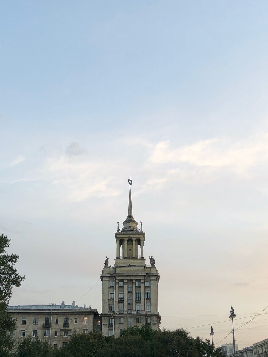 Здание у Парка Победы