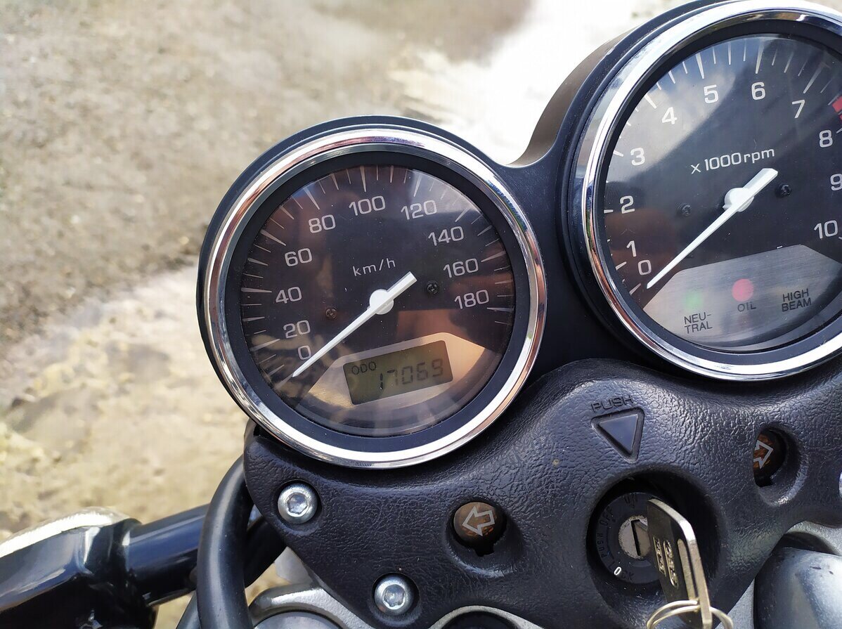 Спидометр ограничен на 180 км/час но двигатель может и больше.