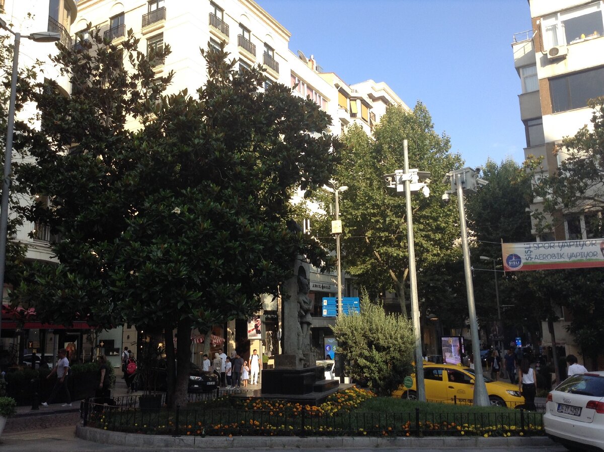 Оживленная улица Нишанташи