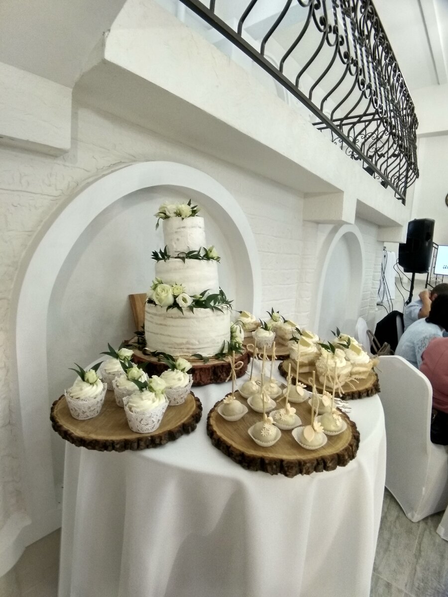 Фото из личного архива, 2019 год. Торт, который мы спасали. Тут было человек 60 гостей.