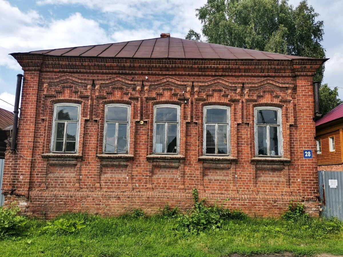 Посёлок со своим собственным замком, резными наличниками, морем черники, среди лесов, полей и озёр.