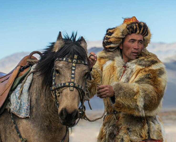 Не холодно? Лисья шуба не соболья -- повседневная.