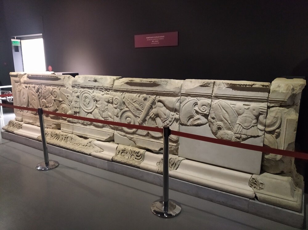 Алтарь эфесского храма Домициана.