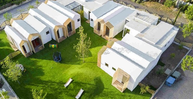 Необычная для нас архитектура детского сада: щитовые домики-пеналы. Но ничего странного - в стране же нет зимы