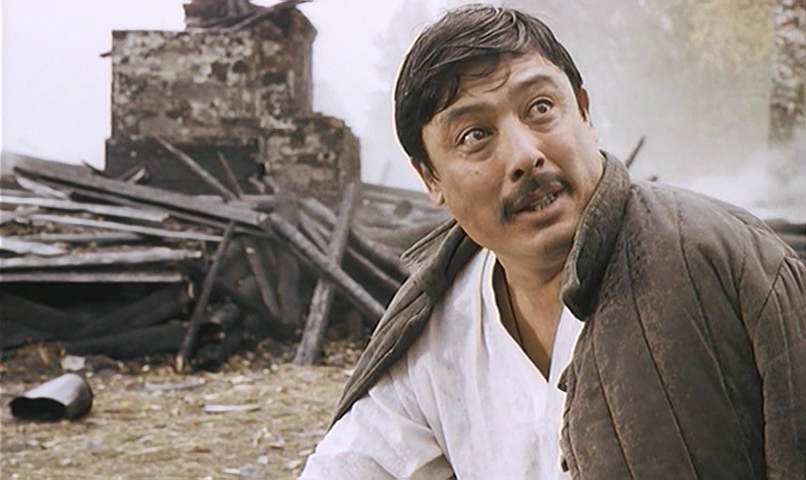 Хороший фильм по теме: "Старухи". Там семья беженцев из Средней Азии перебралась в глухую  нашу "глубинку", в вымирающее село. Несмотря на то, что мужик-трудяга стал приводить деревенское хозяйство в порядок, отремонтировал электрогенератор для общего блага, угощал старушек-соседок пловом, несмотря на всё это дом "понаехавших чужаков" подожгли. Потом, правда, раскаялись, приютили погорельцев. 