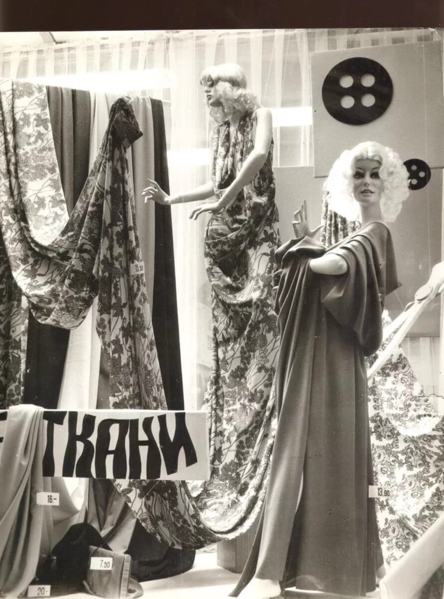 Примерно так выглядели витрины магазина тканей Раменского до 1989 года. Адрес ул Михалевича,3. Нигде не могу найти старые фото. У вас нет?