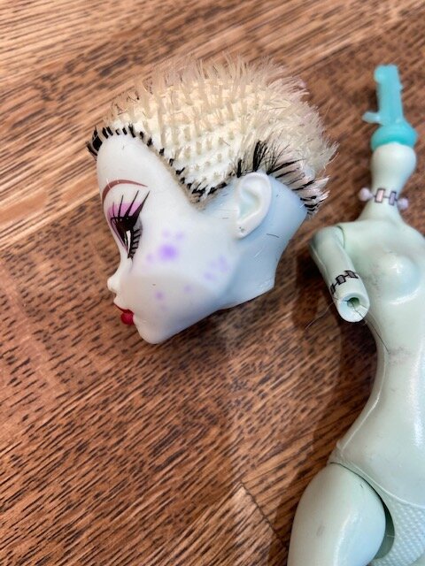 Пятна от ручки на кукольном лице