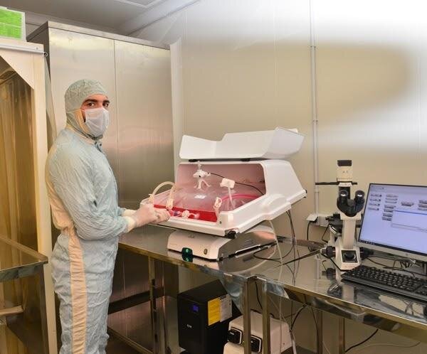 Работник у биореактора для размножения вируса в центре Чумакова. Фото - Федеральный научный центр исследований и разработки иммунобиологических препаратов имени М.П. Чумакова