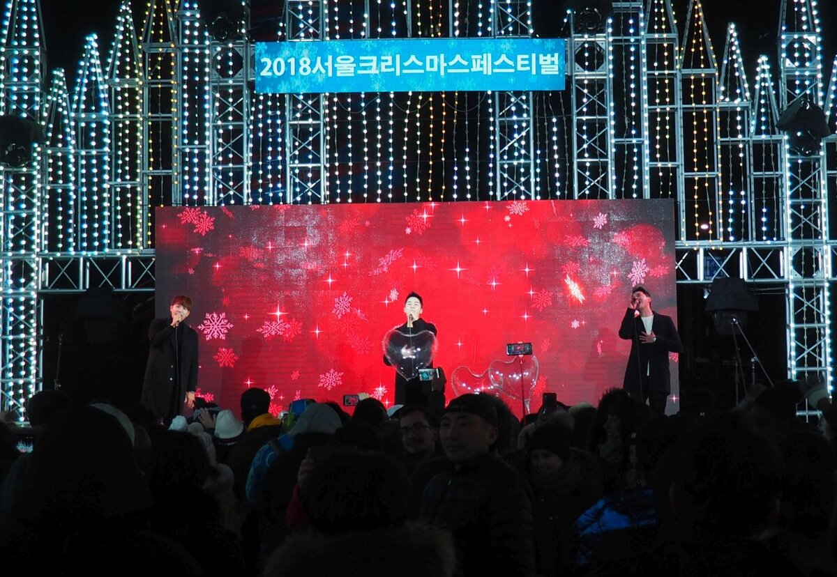 Выступление K-Pop группы на центральной площади Сеула