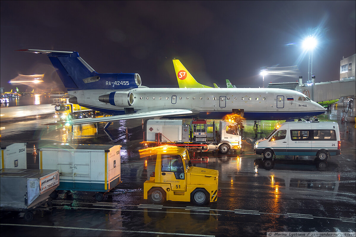 Як-42 "Ижавиа" в аэропорту Домодедово