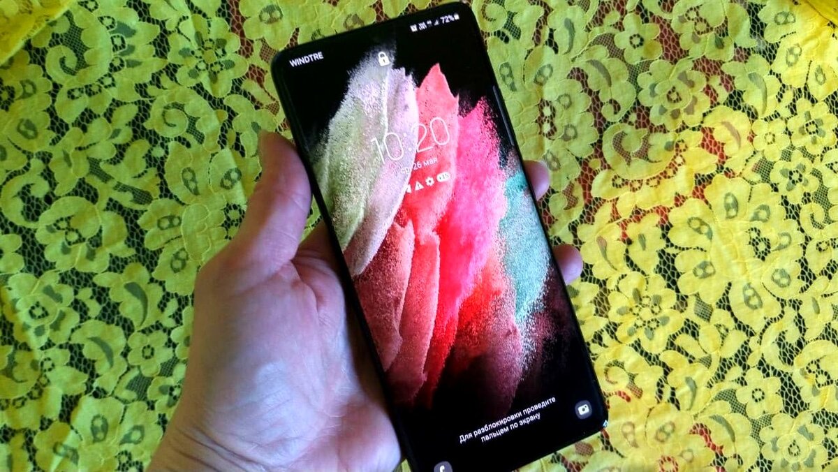 Так телефон выглядит в моей руке среднего размера