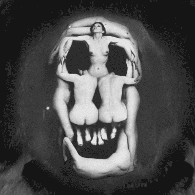 Оригинальная фотография " In Volupta Mors” была сделана Филиппом Халсманом, и на ней Дали стоит рядом с фотографией обнаженных женщин в форме человеческого черепа.