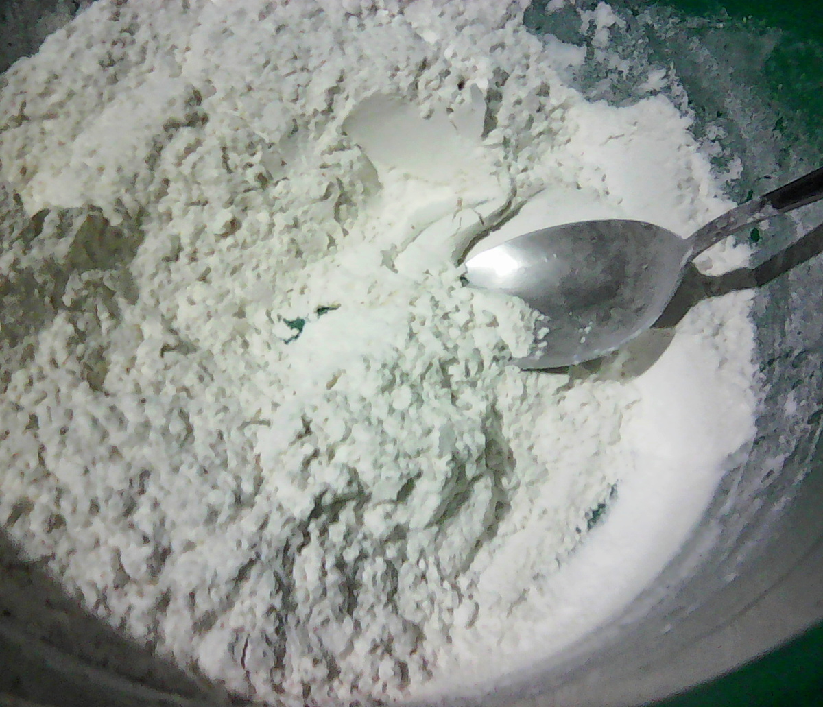 Мука с дрожжами и солью