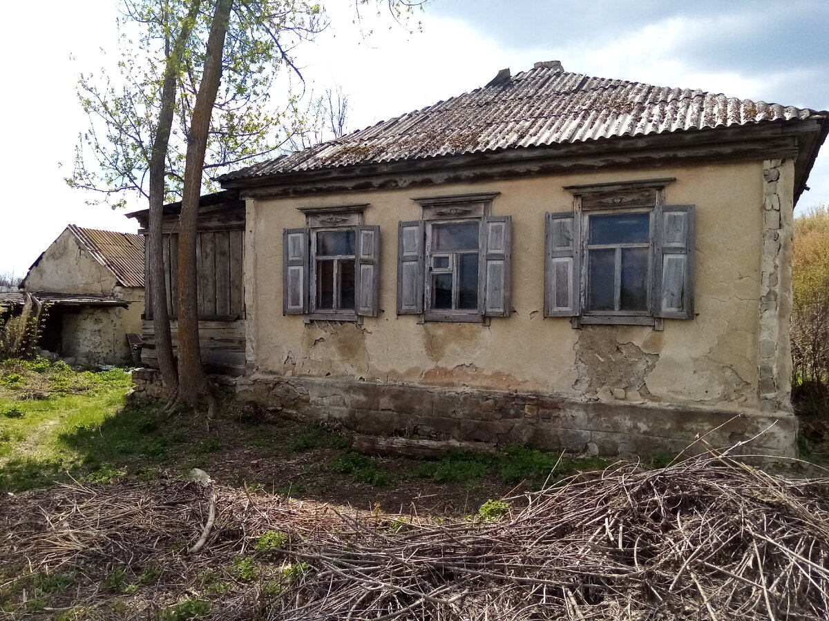 Заброшенный вид и очень добрая энергетика - наш домик на новом месте.