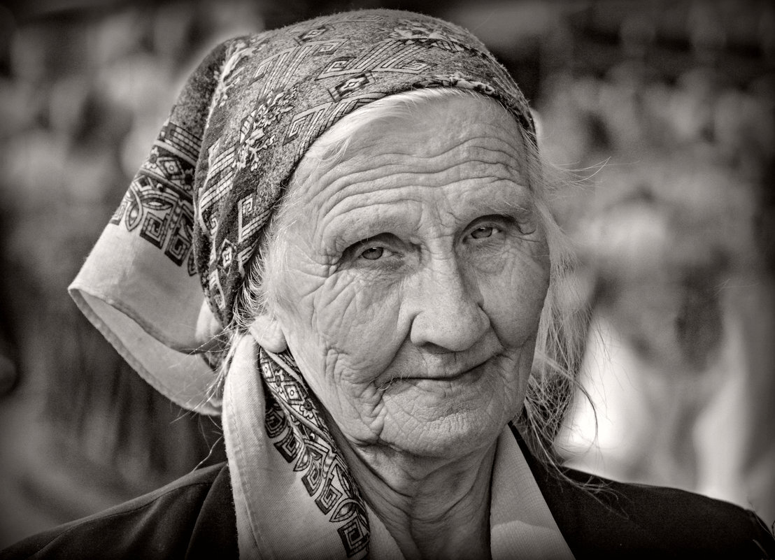 Бабушка какое лицо. Бабушка в косынке. Лицо бабушки. Бабушка в платочке. Пожилая женщина в косынке.