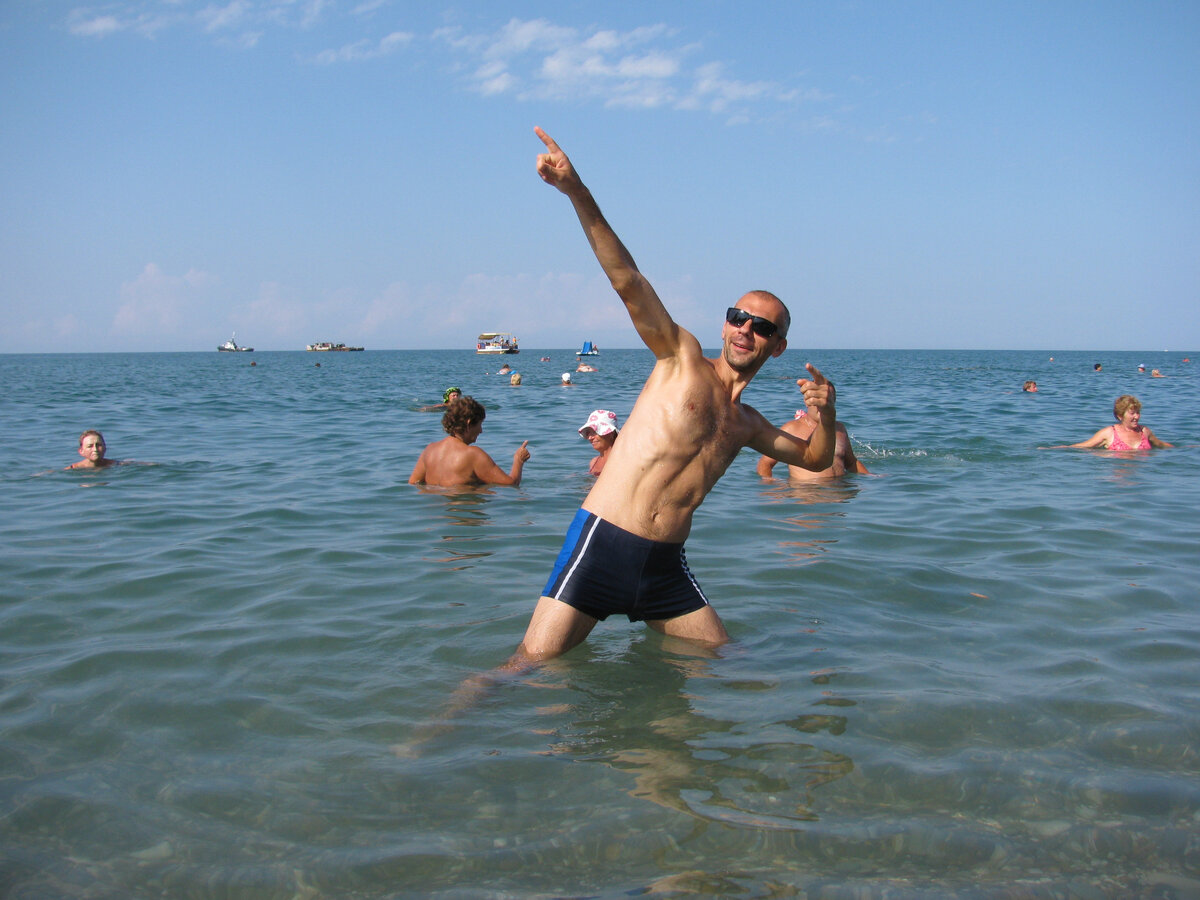 Пляж Хосты. Дольмен где-то там, куда показываю пальцем. 