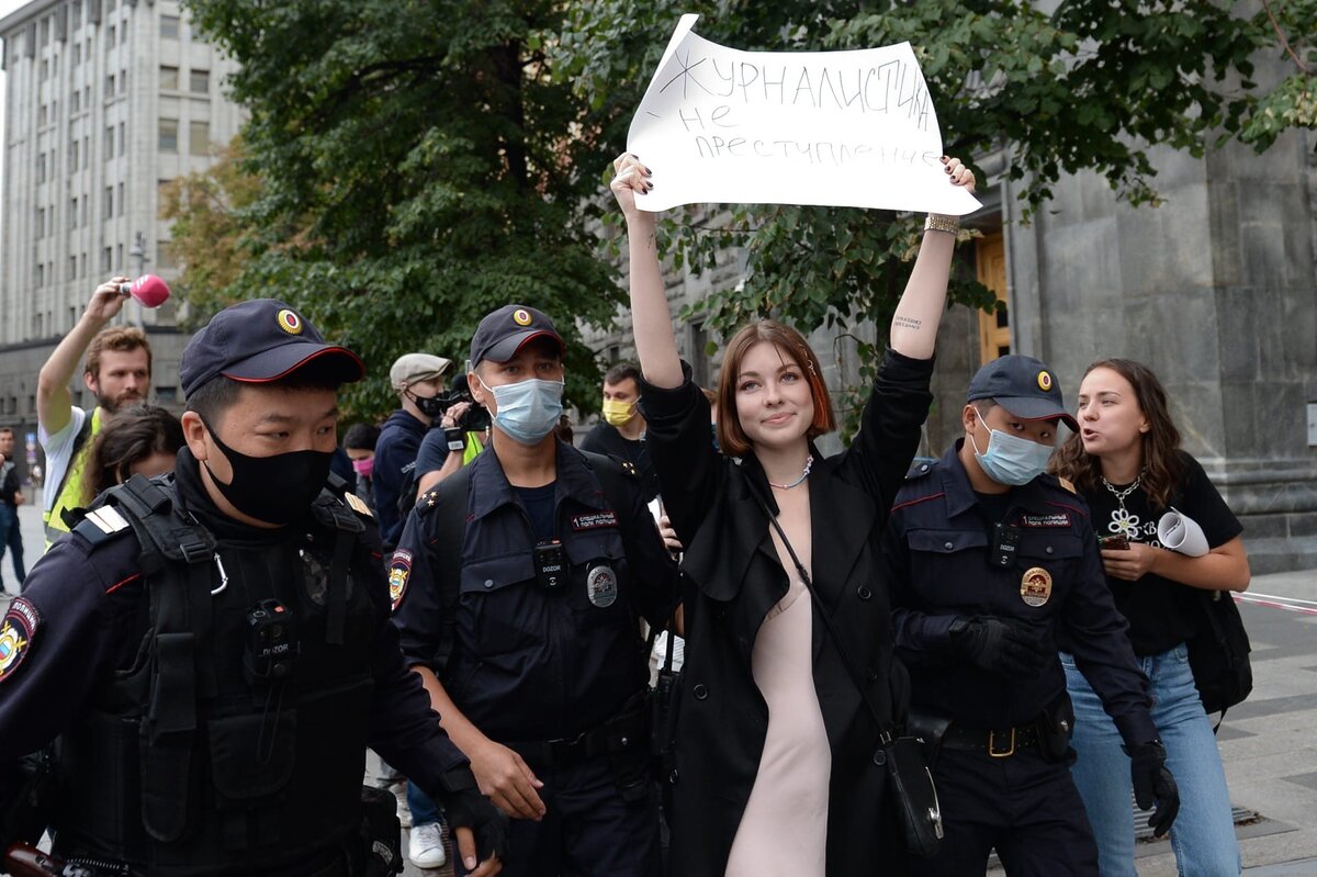 Телеканал дождь иноагент. Телеканал дождь иноагент. Журналисты телеканала дождь. Журналисты иноагенты в россии. Телеканал дождь.