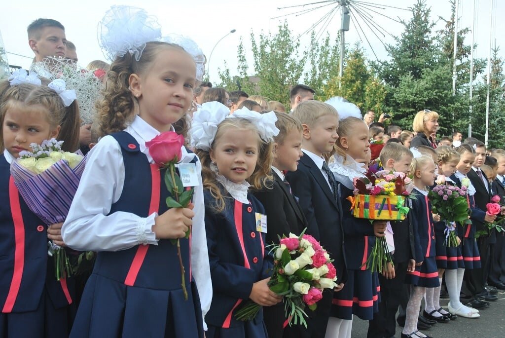 Когда в школах пройдет 1 сентября. Линейка в школе. Линейка 1 сентября. 1 Сентября линейка в школе. 1 Сентября 1 класс.