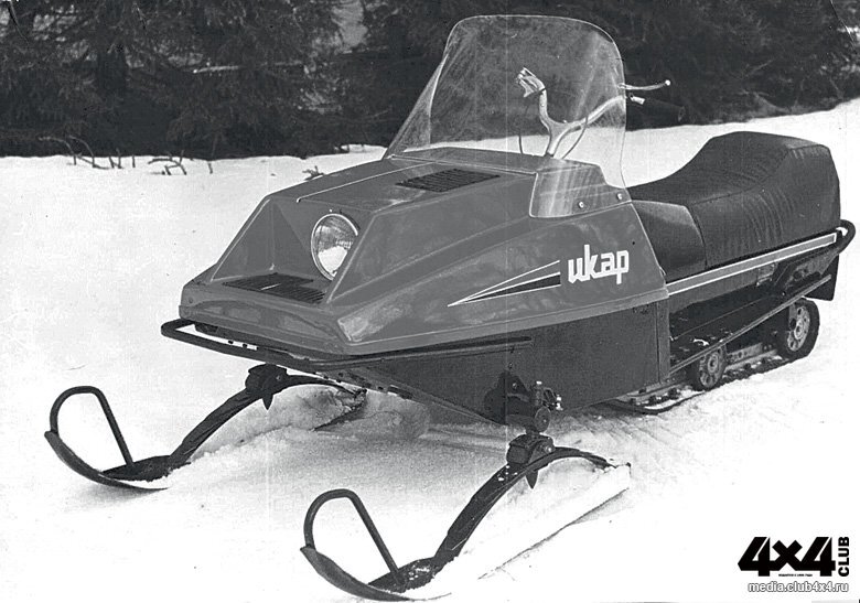 НОВЫЕ ПТИЦЫ
Инженерный центр «Итлан» появился в 2000 году на базе Рыбинского бюро авиационного моторостроения и занялся проектировкой нового снегохода — без оглядки на заморские. Производство «итлановских» «Каюров»  с двигателем Honda (4Т, 390 куб. см, 13 л. с.) освоило ООО «Спецэнергокомплект».

В 2004-м в Вологде начался серийный выпуск снегоходов новой марки МВП. Конструктор Василий Прядеин выбрал для своего детища «бурановскую» схему «одна лыжа – две гусеницы» с новым дизайном. Отличительная черта обеих моделей, «500» и «800», – 2-тактные моторы и большая доля автокомпонентов.

Подмосковье заявило о себе как о производителе снегоходной техники в 2012 году, когда в продаже появились «мини-снежики» Irbis Dingo T110. Китайский «кабовский» моторчик (карбюратор, 4Т) уверенно везет двоих, но основная фишка Dingo в том, что его можно легко разобрать и перевезти в багажнике легковушки. В 2014-м появилась модель с 150-кубовым двигателем (9 л. с.).

Неожиданно и компания «Веломоторс» в 2012 году огласила свои снегоходные намерения. В 2013-м уже появились первые модели Stels «Росомаха», сильно напоминающие BRP, с моторами 620, 525 (ФРГ, карбюратор, 2Т) и 800 (Тайвань, инжектор, 4Т) «кубиков», а с конца 2014-го в продажу пошла сильно модернизированная S800 «Росомаха» c новым мотором 68 л. с.Неудивительно поэтому, что и наши конструкторы взяли именно такую, как потом окажется, тупиковую схему за образец. В Горьковском «политехе» (ГПИ) в Лаборатории вездеходных машин конструкторы Л. Вахрушин и Г. Галкин в 1963 году построили первый легкий снегоходный аппарат С-ГПИ-18. Название класса машин тоже скопировали, заменив тобогган американских индейцев нартами народов нашего Севера. Получились мотонарты.

Столичная разработка НАМИ-095БА (1964 год) фактически была копией
первого массового снегохода Bombardier, почти те же
мощность мотора (6,5 л. с.) и вариаторСущественные минусы схемы: корпус воспринимает непосредственно, без какой-либо амортизации, все удары о неровности рельефа, а если снег глубокий, то гусенице не хватает зацепления. На мотонартах С-ГПИ-18 применили еще один технический анахронизм – движитель системы Неждановского (см. ATV Club № 1’2015). Руль-«баранка» и механизм заимствовали от мотоколяски для инвалидов СМЗ С-3А. Гусеница приводилась расположенным сзади мотором ИЖ-56 (350 куб. см, 13 л. с.) от той же «инвалидки». Скорости (их было четыре) переключались вручную. При весе 300 кг машина разгонялась до 15–20 км/ч. В следующей модели ГПИ-15 (1965 год) отказались от тобогганной схемы, применив две опорные и поворотные лыжи на рессорной подвеске. Однако влезли в другой тупик — сложную двухгусеничную трансмиссию. Шагом вперед стало использование коробки реверса от грузовых мотороллеров из Тулы. Управлялась она рычагом, расположенным слева, а правым рычагом запускали двигатель (ручной «кик»). Модель ГПИ-15А 1969 года не стала совершеннее, рулевое управление вновь сделали автомобильным. Изготовили 18 штук, однако горьковским мотонартам не хватало для своего веса мощности двигателя, простоты автоматической трансмиссии и нормальных гусениц.

Любопытна модель ГПИ-1910 с закрытой кабиной и 4-тактным мотором МЕМЗ-968 от «Запорожца» (1,2 литра, 40 л. с.). Ее в 1975 году построили для поисково-спасательных работ по космическому проекту «Союз-Аполлон».

С оглядкой на американские снегоходы 50-х С-ГПИ-18 (1963 год)
имел тобоганную схему и расположенный сзади мотор




Мотонарты ГПИ-15 (1965 год) обзавелись опорно-поворотными лыжами
и мотоциклетным рулем. Только вот мотор сзади и гусениц двеПОСЛЕДОВАТЕЛИ БОМБАРДЬЕ
Занимались зимним транспортом и в столичном НАМИ под руководством Георгия Крестовникова. Здесь прониклись идеологией Жозефа-Армана Бомбардье, то есть концепцией легкой и простой в управлении машины и в 1964 году разработали принципиально новую для СССР модель НАМИ-095БА. Как и на прототипе SK-60, в ней были вариатор, две опорно-поворотные лыжи и одна гусеница. Двигатель воздушного охлаждения Д-300 (2Т, 293 куб. см, 6,5 л. с.) использовался в армии для привода генераторов. Изготовив и испытав на своем опытном заводе десяток мотонарт, их передали заказчику – Министерству связи СССР.

Производство НАМИ-095БА освоили в 1968 году на хабаровском заводе «Промсвязь». Новинку нарекли «Амурец» по имени реки, на которой стоит город. В 70-х «Промсвязь» выпускала в год по 50–80 мотосаней (так их называли), удовлетворяя запросы министерства. В 1972 году провели модернизацию «Амурца», в основном эстетического плана. А вот по «начинке» модернизированная версия (ее назвали «Лайка-2») отставала на целое десятилетие от мировых снегоходов. К 1988 году стало ясно, что проще свернуть производство, чем его перестраивать.

Серийные мотосани хабаровского завода «Промсвязь»: «Амурец» (1968 год)
и «Лайка-2» (1972 год)В НАМИ еще раз вернулись к снегоходной теме в 1973–1975 годах. В лаборатории Крестовникова, изучив несколько закупленных канадских образцов, изготовили сначала мотонарты НАМИ-0151, затем НАМИ-0151М2 «Полюс». Дизайн был в духе того времени: прямые линии, плоское низкое сиденье. Мотор разработали свой, используя детали от  мотоциклетного агрегата «Иж Юпитер-2» (два цилиндра, 346 куб. см, 16 л. с.). Вариатор остался от прежней модели НАМИ-095БА. Однако в серию машины не пошли: в это время уже выпускался десятками тысяч в год рыбинский «Буран».


РЫБИНСКИЙ СЛЕД    
Главную роль в появлении первого массового советского снегохода сыграл Павел Федорович Дерунов, директор Рыбинского моторостроительного завода (РМЗ). Он рассматривал снегоход как воплощение наказа партии на расширение производства товаров народного потребления. Образец — канадский снегоход Ski-Doo Valmont – удалось получить со специализированной выставки в Москве «Почта-70». На трех прототипах, построенных весной 1971 года, использовали мотоциклетный мотор «Иж Юпитер-2» со штатной 4-ступенчатой коробкой передач. Из-за характерной формы капота машину прозвали «Утюгом», но, когда изделие пошло в серию в 1972 году, дизайн изменили. К тому времени уже были скопированы «ски-душные» мотор (636 куб. см, 34 л. с.) и вариатор. Особенность конструктивной схемы «Бурана» – «одна лыжа – две гусеницы», хотя в мире уже в те годы отдавали предпочтение схеме «две лыжи – одна гусеница»: такие машины легче в управлении и экономичнее.

ГПИ-1910 для эвакуации космонавтов (1975 год) приводились мотором
от автомобиля «Запорожец», расположенным в средней части




Изготовленный в 1971-м прототип «Бурана» имел 18-сильный мотор
от мотоцикла «Иж Юпитер-3» с механической КП (часть его видно перед сиденьем),
капот просто «сняли» с оригинала – Ski-Doo ValmontВ 1979 году инициативная группа конструкторов РМЗ разработала принципиально новую машину «Поиск». Практически все делалось с нуля и по новым технологиям, с оглядкой на лучшие мировые образцы. В то время двигателя, кроме «бурановского», не было; решили использовать серийный агрегат лодочного мотора «Привет-22»
(346 куб. см, 22 л. с.). Его установили горизонтально, что дало возможность понизить капот и придать необычный облик передней части машины. Для «Поиска» создали новый вариатор. Трансмиссию применили односкоростную, без заднего хода. Новым делом были алюминиевые снеговые радиаторы охлаждения (мотор охлаждался водой), которые проектировали сами. Передовой стала дюралевая клепаная рама. Подвеска лыж – телескопическая с гидроамортизаторами, а гусеница опиралась на склизы – невиданную тогда конструкцию. Гидравлические тормоза и амортизаторы были собственных разработки и изготовления. Заметьте: тогда основные мировые производители гидротормоза серийно не применяли. Разгонялся «Поиск» до 90 км/ч. В декабре 1980 года собрали пять машин, однако директор сказал: «Мне такой снегоход не нужен, он ведет к распылению сил и затрудняет решение основных производственных задач». Главному конструктору по снегоходам влепили «строгача», собранные машины разукомплектовали, детали пустили в дело, а что осталось — под пресс…

Впрочем, не все пропало — идея легкого одногусеничного снегохода была воплощена в рыбинском «Икаре» 1984 года. Сохранились компоновка – «две лыжи–одна гусеница», бак по-мотоциклетному перед сиденьем – и склизовая подвеска гусеницы. А вот с мотором решили не мудрить — использовали «половинку» отработанного «бурановского» (320 куб. см, 15 л. с.). Через год с помощью Института технической эстетики (ВНИИТЭ) прилизали внешность и изготовили почти две сотни машин – мизер по сравнению с производством «Буранов». Еще одна партия модернизированных машин «Икар-М» вышла из ворот завода в 1996 году.

Инновационный снегоход «Поиск» (1980 год) с «водянкой»,
алюминиевой рамой и совершенными подвескамиБАШКИРСКИЙ «КОТ»
Реализовать прогрессивные идеи все же удалось, но в Уфе на авиапредприятии УМПО («Уфимское моторопроизводительное объединение»). Там в 1991 году освоили нелицензионную копию Аrctiс Сat Panther. Машина попала в Уфу совершенно случайно, но вовремя: там как раз возникла потребность в товарах народного потребления, а в городе оказался конструктор из Рыбинска Герман Дерунов (сын бывшего директора РМЗ, освоившего «Буран»). Американская модель была с алюминиевым туннелем, 2-цилиндровым «воздушником» от Suzuki (431 куб. см, 29 л. с. – у «наших» на 76-м бензине осталось 22 л. с.), рычажной подвеской лыж и склизовой – гусеницы. Новинку, названную «Рысь», сразу оценили спортсмены, да и у населения она шла на ура из-за низкой цены. Последние модели «Рысь-500М» были с гусеницей шириной 500 мм, 40-сильным мотором и измененным дизайном капота. Снегоходы выпускались в Уфе до 2008 года, изготовлено немногим более 16 000 штук.

Опытная разработка 1975 года – НАМИ-0151М2 «Полюс»
с 16-сильным мотором собственной конструкцииДЕФОЛТ ПОМОГ
В конце тысячелетия реальной была коренная перестройка «Рыбинских моторов» и снегоходного модельного ряда. Прорабатывались идеи создания СП с компанией Bombardier, но подписание договора сорвалось в самый последний момент по вине канадцев – их спугнул кризис 1998 года в России. Наши же остались верны идее и приверженности к конструкциям Ski-Doo и... скопировали модель Skandic. Таким образом в 1999 году на волжских берегах родился другой долгожитель – «Тайга СТ-500». Этот снегоход, имеющий несколько модификаций, сегодня составляет костяк производственной программы «Русской механики» — так стала называться снегоходная компания в Рыбинске.

Сегодня рыбинские снегоходы не сошли со сцены, особенно в удаленных районах страны. «Буран» отметил свое сорокалетие в окружении множества модификаций, среди которых можно назвать «Арктику», армейский «Барс», МД с длинными гусеницами и 4-тактным мотором. Всего было произведено более четверти миллиона машин.

Первый серийный снегоход современной компоновки «Икар»
выпустили в Рыбинске в 1984 году