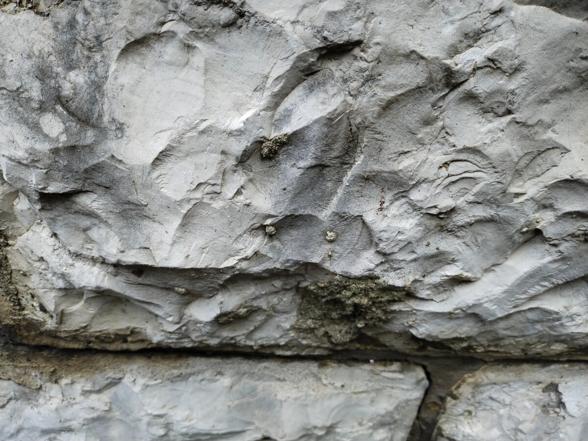 Бывает, через стену не пробиться