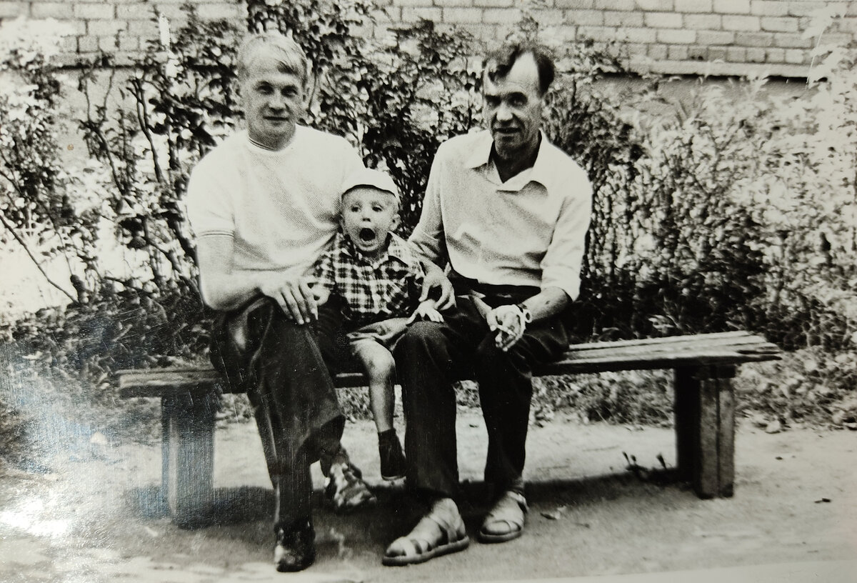 Разные мнения о жизни в СССР рождают множество слухов. Одно можно сказать точно - время было не однозначное. Я тогда был ещё ребенком и не мог оценить всего происходящего вокруг себя.-8