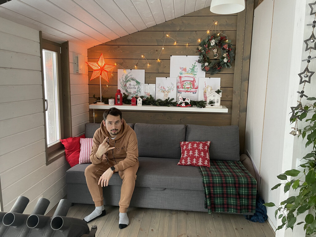 Так выглядел домик, когда мы впервые приехали на его просмотр :) Листайте фото