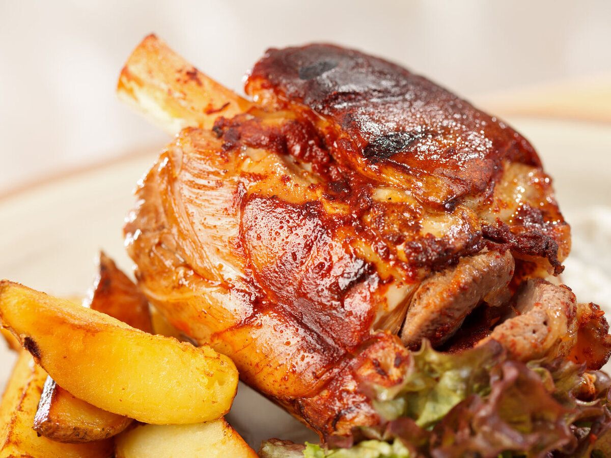 Корочка на мясе - это продукт химической реакции! Фото с сайта https://m.gordonua.com/bulvar/news/chtoby-ona-priobrela-rumyanuyu-aromatnuyu-korochku-ee-nuzhno-glazirovat-makarevich-rasskazal-kak-prigotovit-svinuyu-rulku-1551478.html