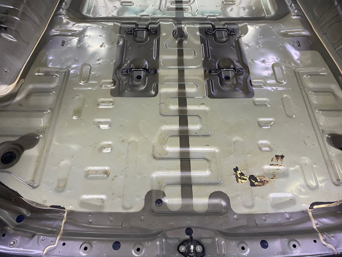 Дно багажника подготовлена к оклейке