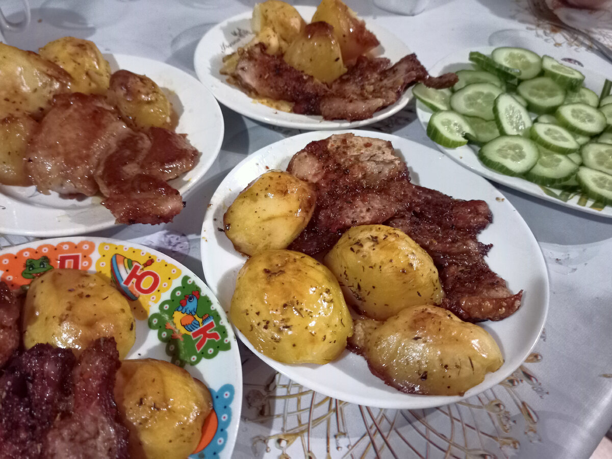 Картошка с мясом запеченные в духовке и свежие огурчики