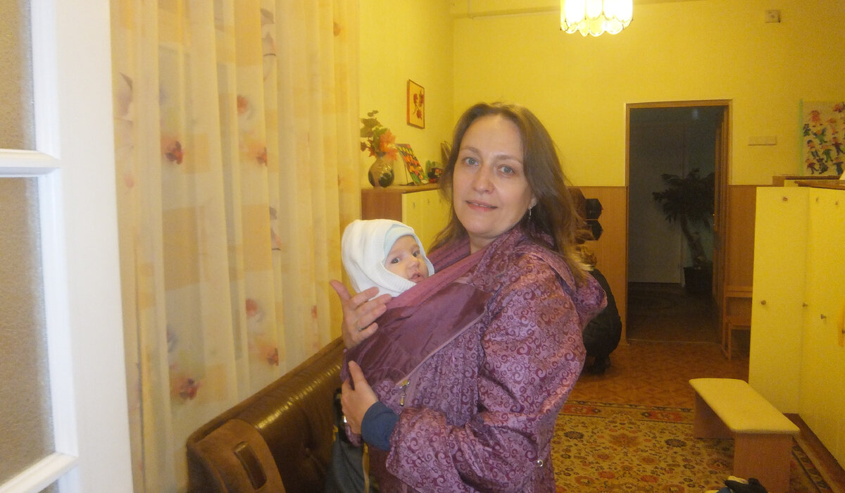 Автор с младшей дочерью в слинге и слингокуртке. Фото из личного архива.