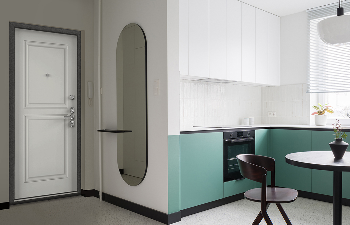 Входная дверь Ultimatum Next в прихожей с овальным зеркалом