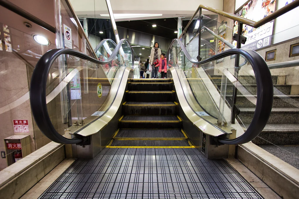 Эскалатор метрополитена поднимает стоящего. Адмиралтейская метро эскалатор. Самый короткий эскалатор в Японии. Самый маленький эскалатор.