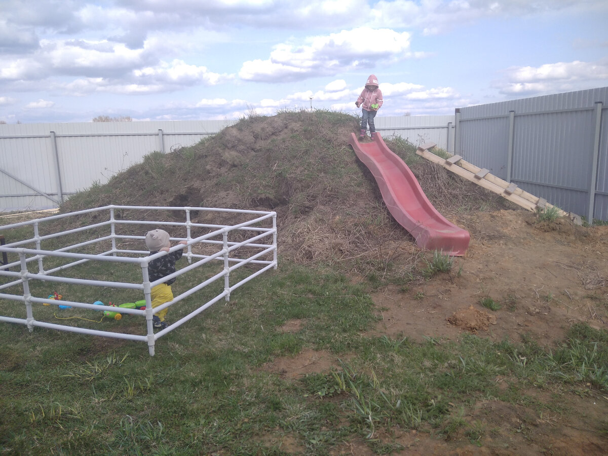 Картина тусящих на свежем воздухе детей ласкает мой взор. 