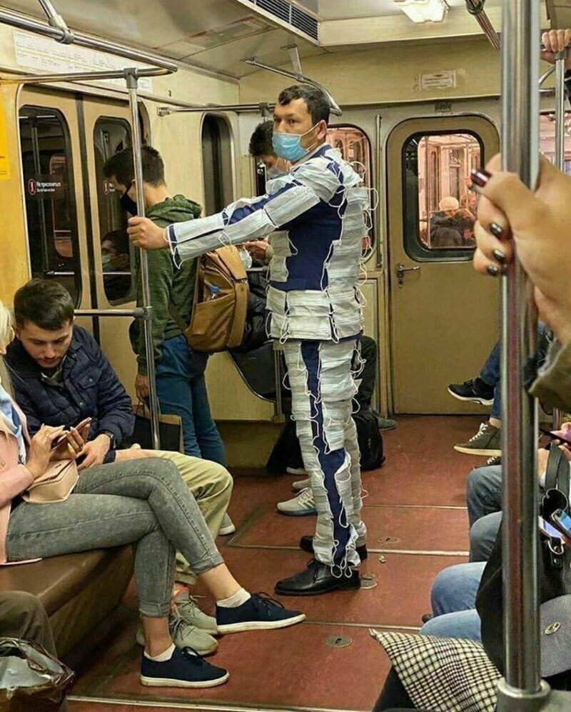 Костюм в метро