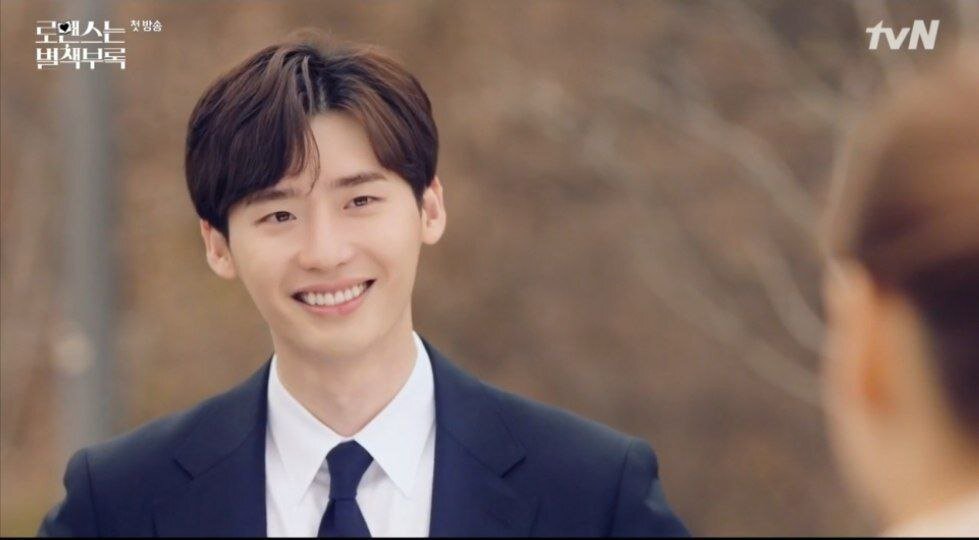 В этой дораме он как-то по-особенному влюблённо смотрит на партнёршу